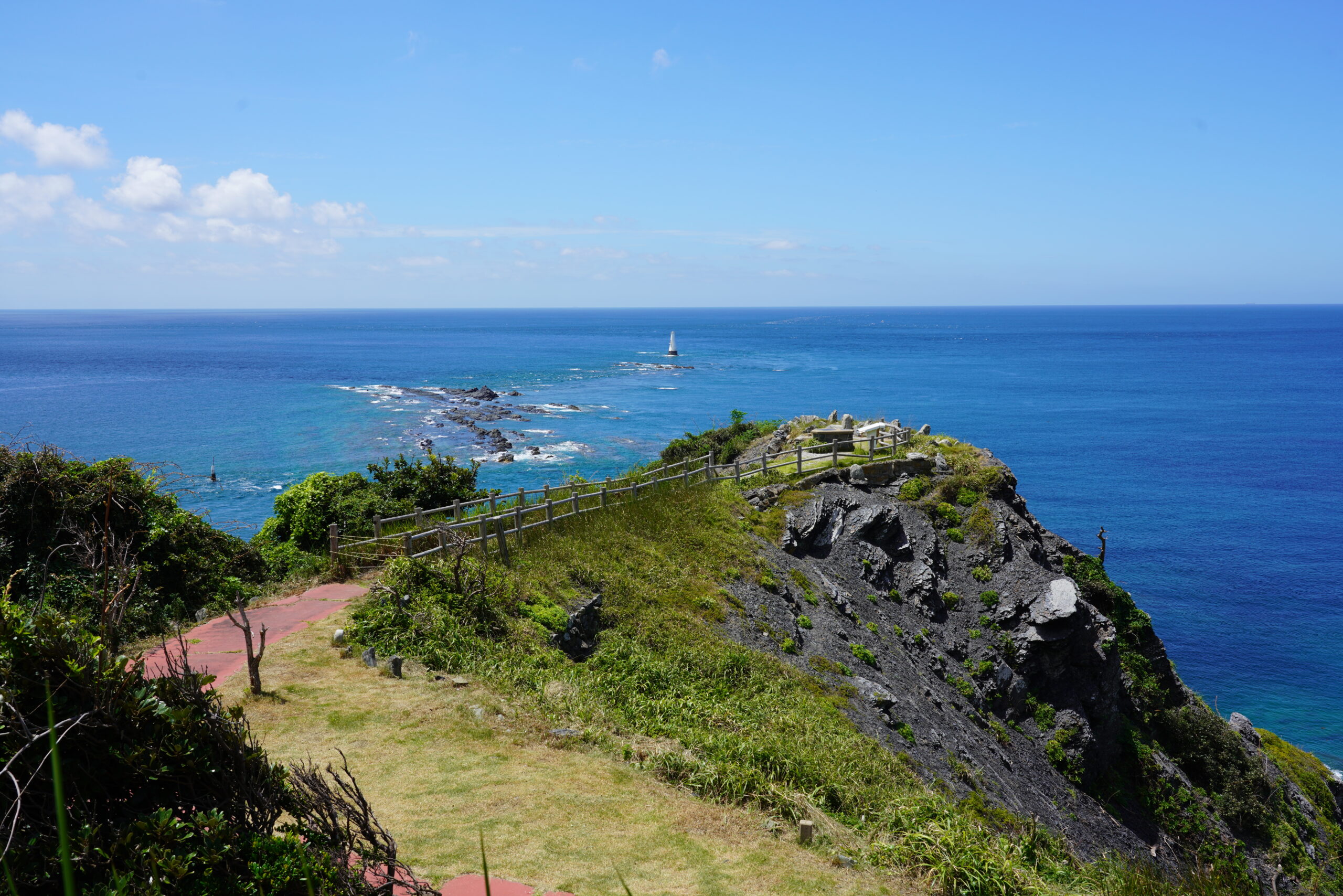 海に突き出る対馬の豆酘崎